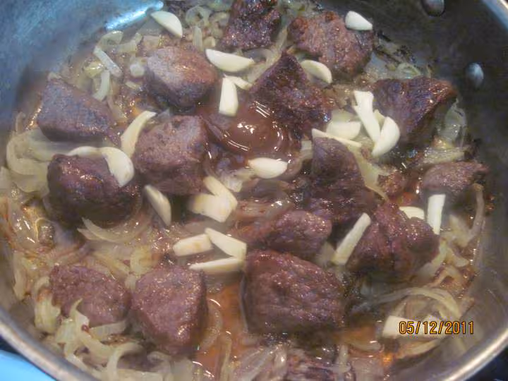 Morceaux de boeuf bourguignon aux oignons