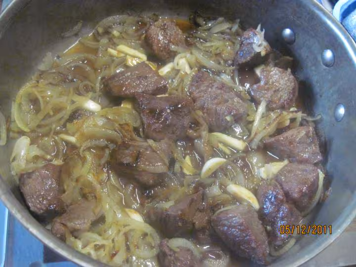 Morceaux de boeuf bourguignon aux oignons