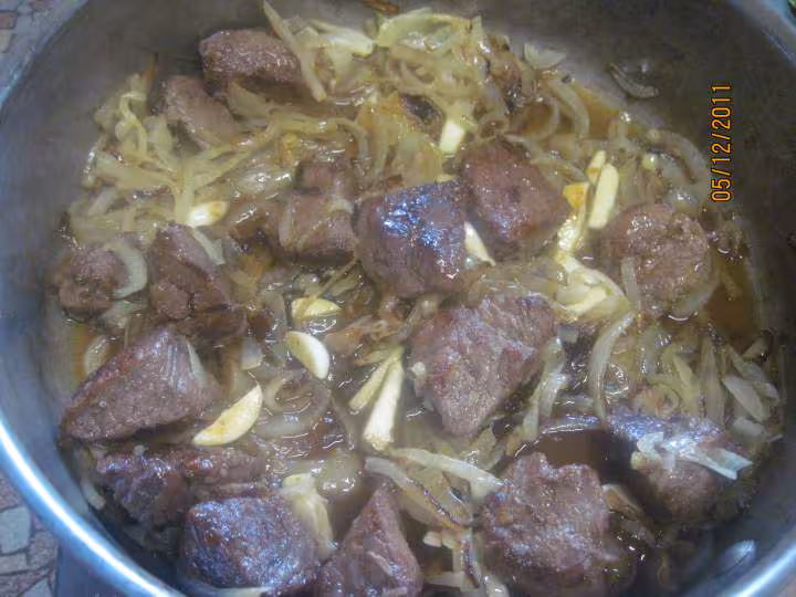 Morceaux de boeuf bourguignon aux oignons
