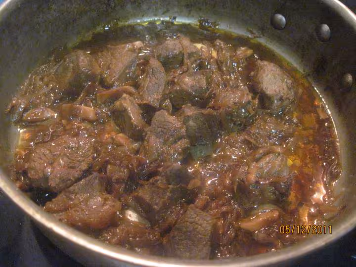 Morceaux de boeuf bourguignon aux oignons