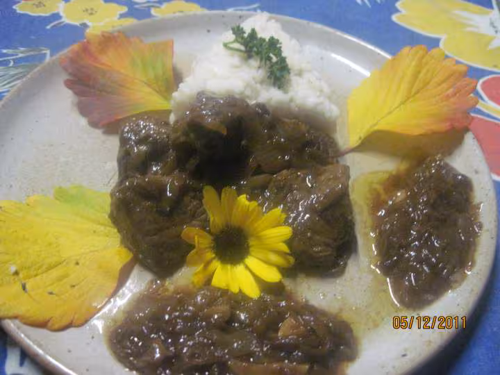 Morceaux de boeuf bourguignon aux oignons