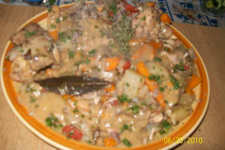 Morceaux de poulet aux vin et legumes