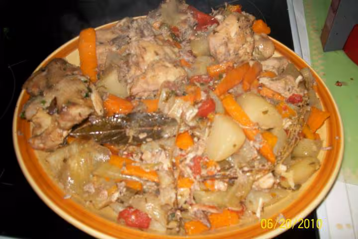 Morceaux de poulet aux vin et legumes
