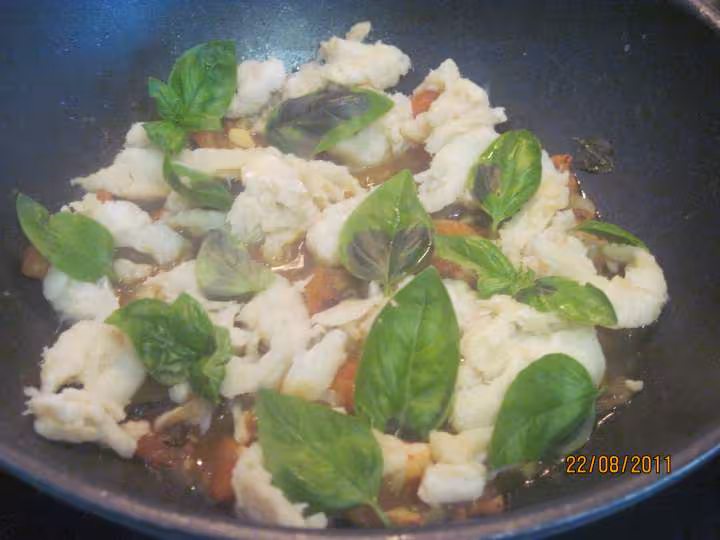 Morue a la sauce tomate et basilic cougettes