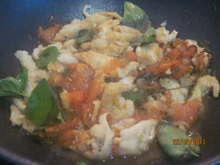 Morue a la sauce tomate et basilic cougettes