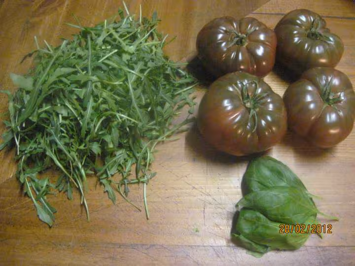 Nid de roquette aux tomates noires