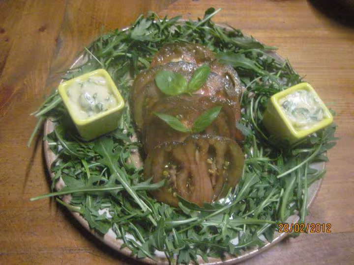 Nid de roquette aux tomates noires