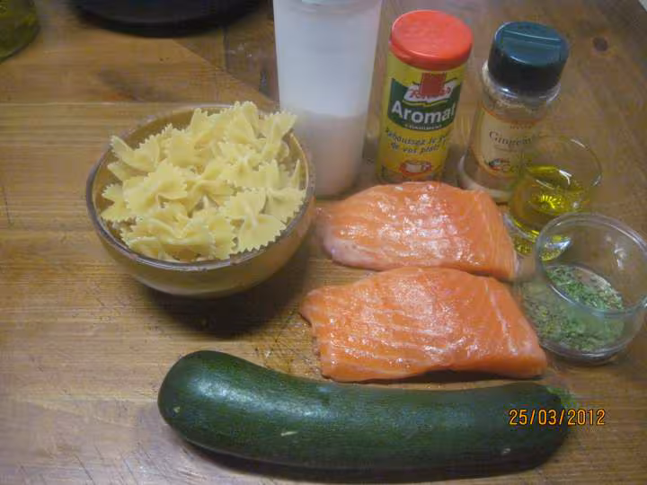 Nid de saumon rose sur des pates photos