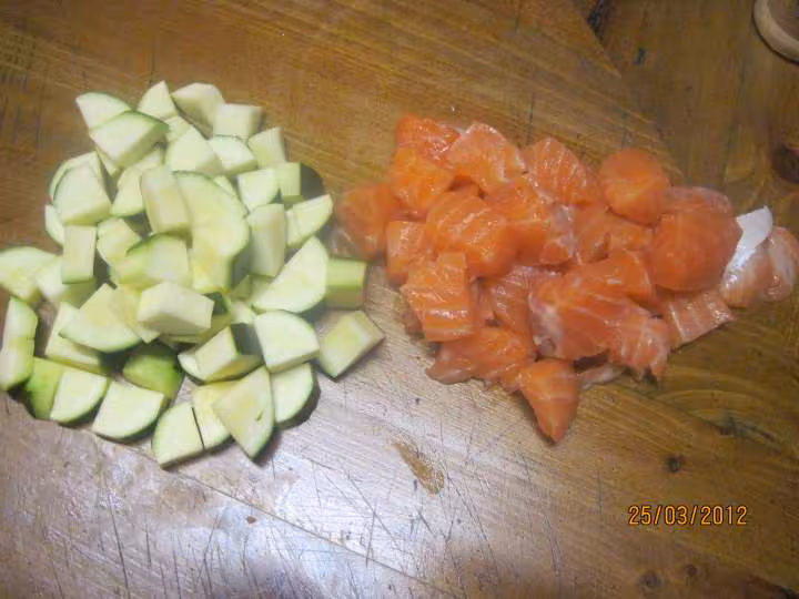 Nid de saumon rose sur des pates photos
