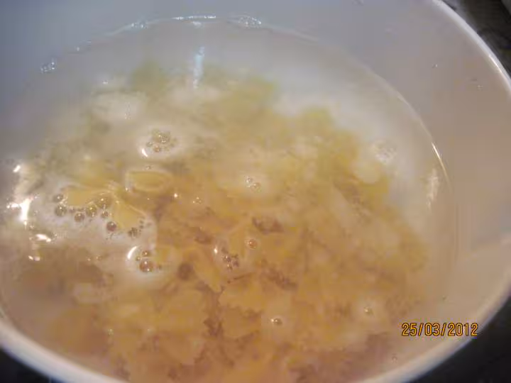 Nid de saumon rose sur des pates photos