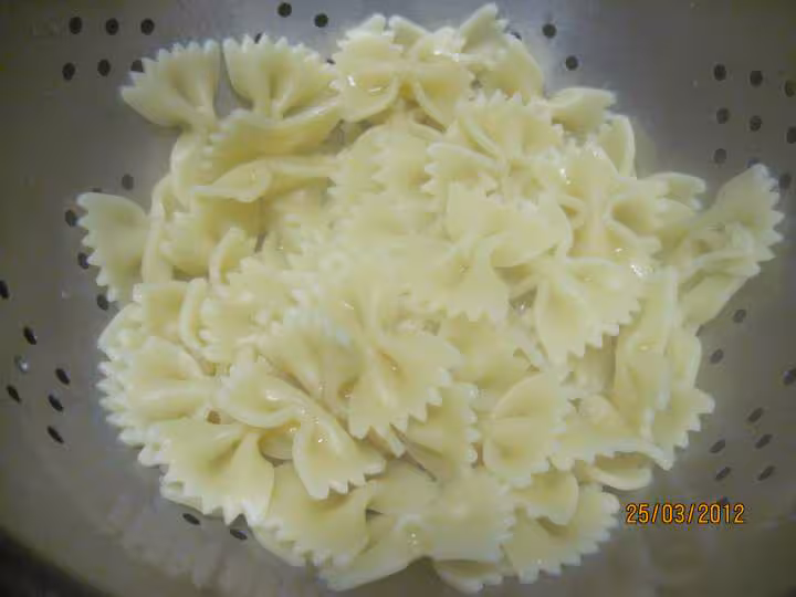 Nid de saumon rose sur des pates photos