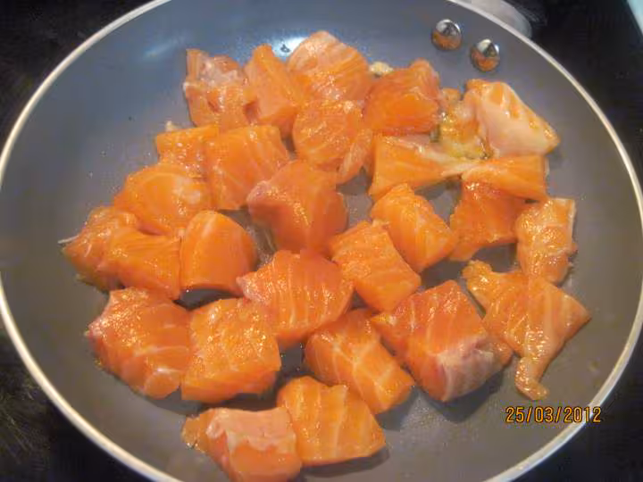 Nid de saumon rose sur des pates photos