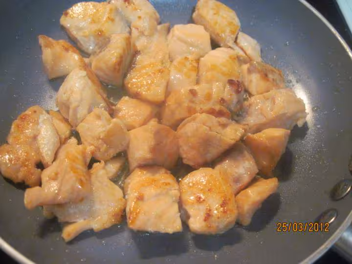 Nid de saumon rose sur des pates photos