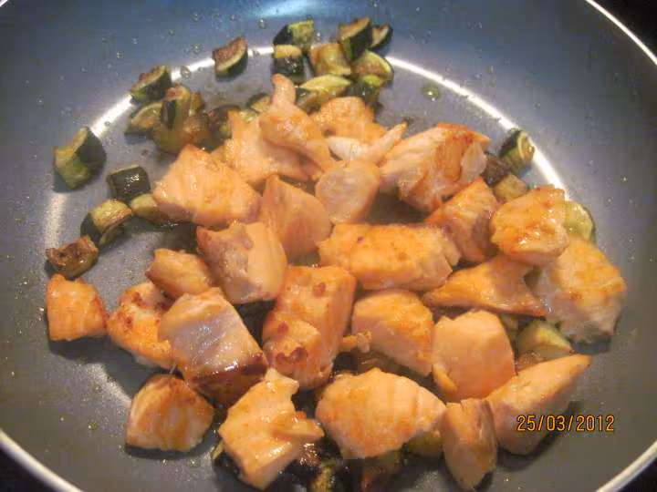 Nid de saumon rose sur des pates photos