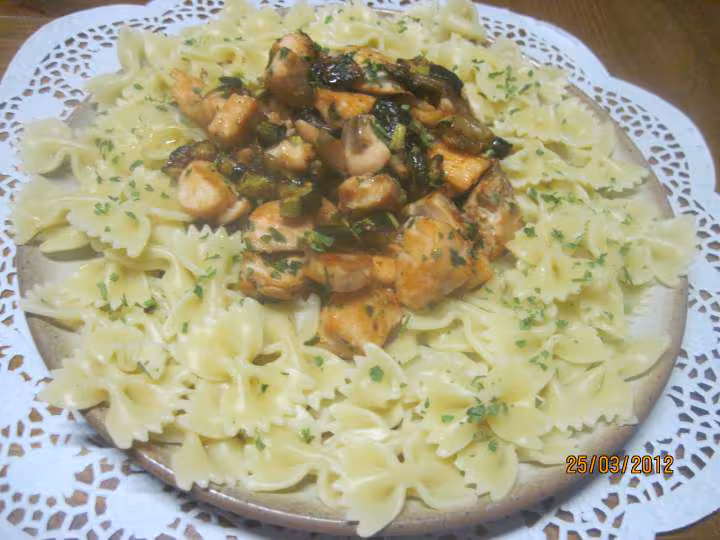 Nid de saumon rose sur des pates photos