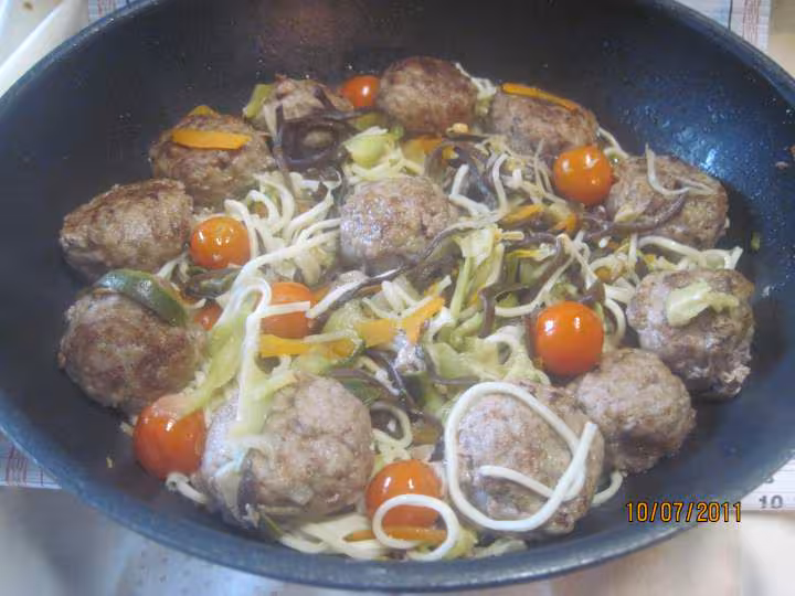 Nouille chinoise aux boulettes de viande hachee