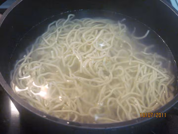 Nouille chinoise aux boulettes de viande hachee