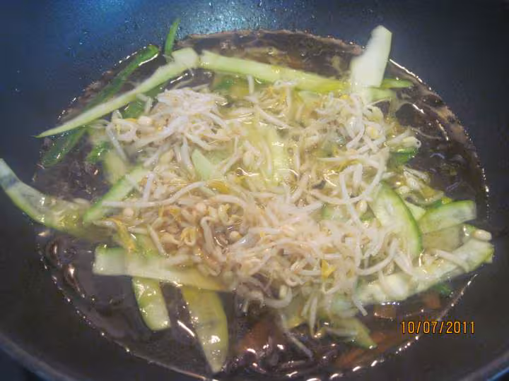 Nouille chinoise aux boulettes de viande hachee