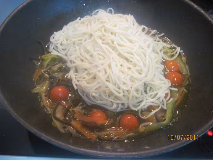 Nouille chinoise aux boulettes de viande hachee