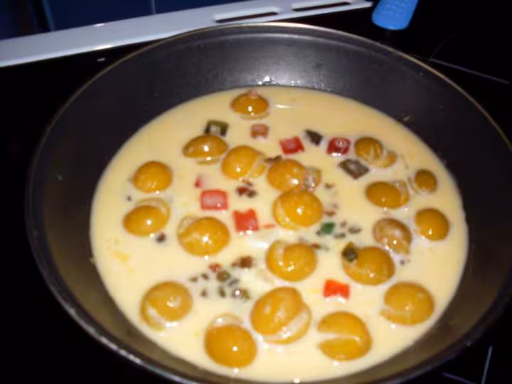 Oeufs brouilles fruits confits mirabelles