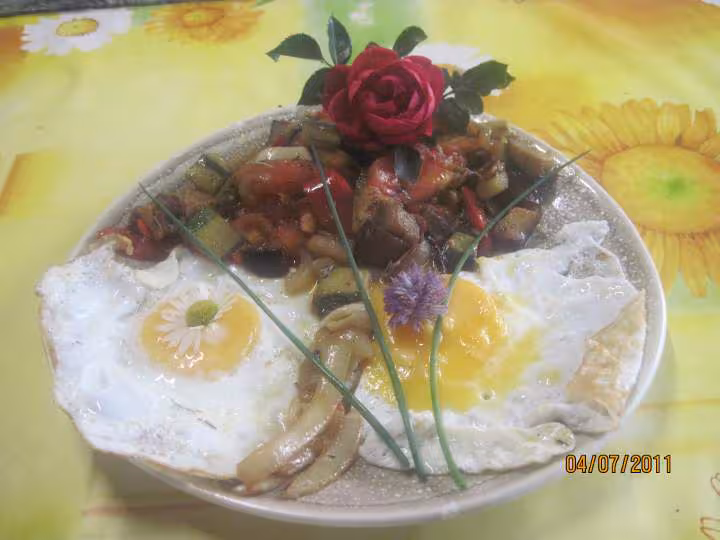 Oeufs sur le plat aux legumes de saison