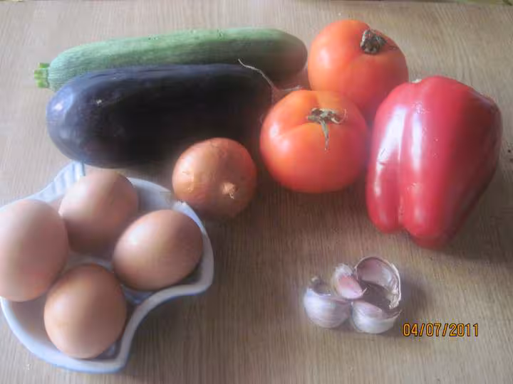 Oeufs sur le plat aux legumes de saison