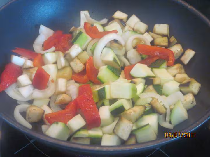 Oeufs sur le plat aux legumes de saison