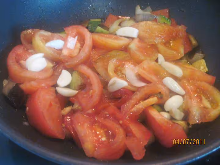 Oeufs sur le plat aux legumes de saison