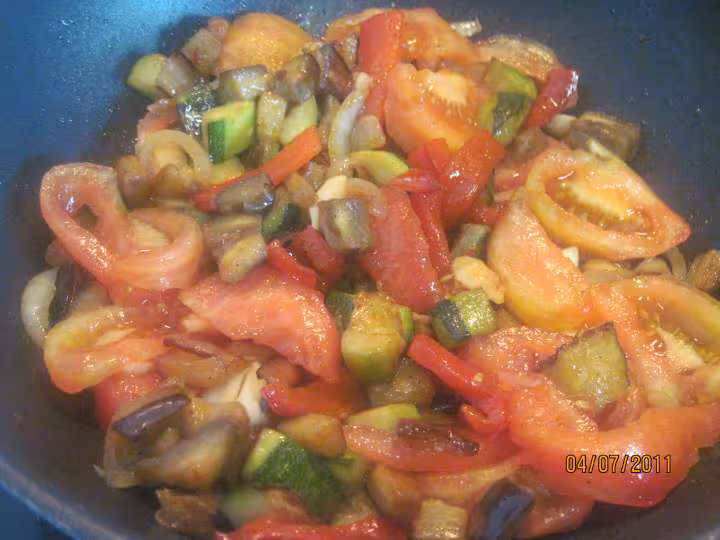 Oeufs sur le plat aux legumes de saison