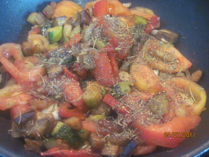 Oeufs sur le plat aux legumes de saison