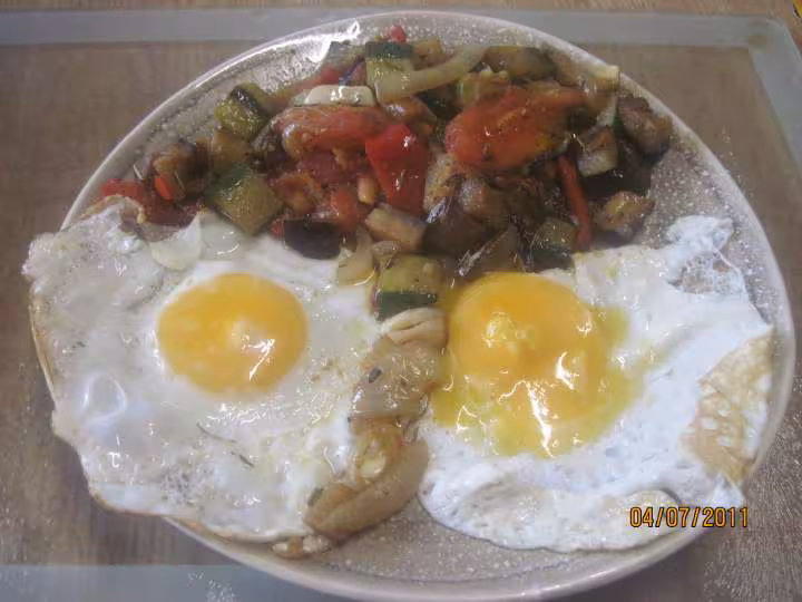 Oeufs sur le plat aux legumes de saison