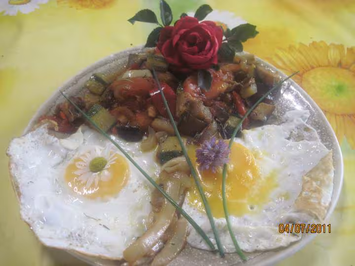 Oeufs sur le plat aux legumes de saison