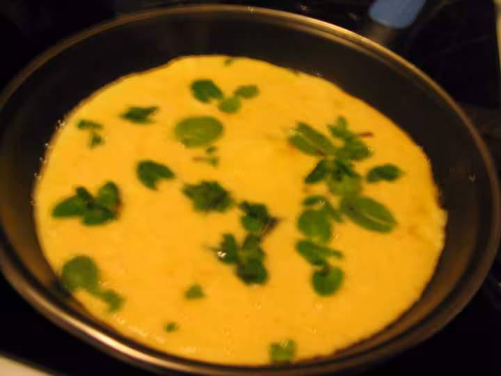 Omelette au basilic frais photo