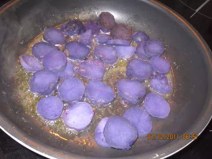 Omelette aux pommes de terre vitelottes