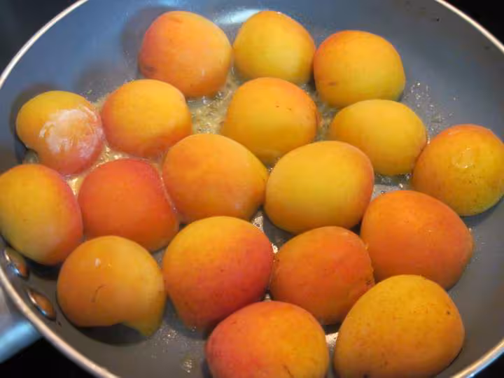 Omelette sucree aux abricots