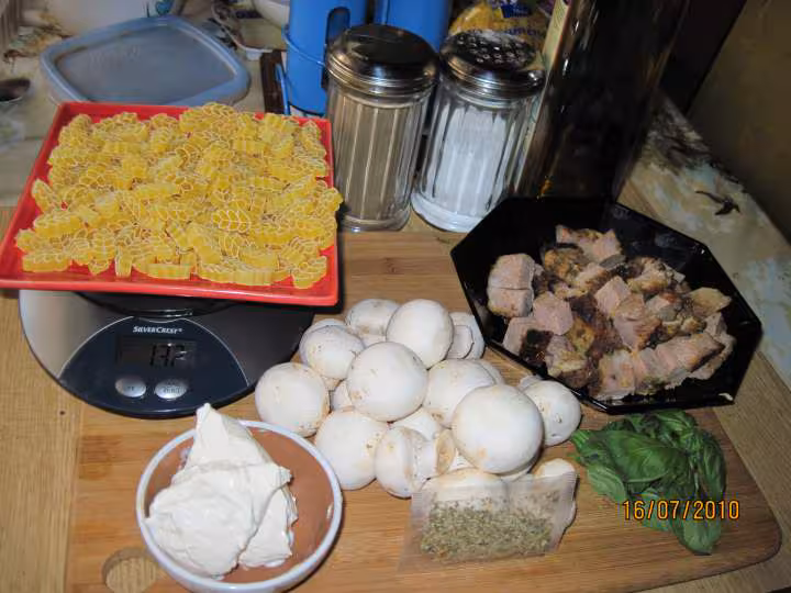 Pate de savoie aux champignons et creme fraiche