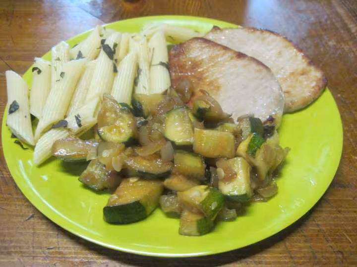 Pate penne aux courgettes et steaks de porc