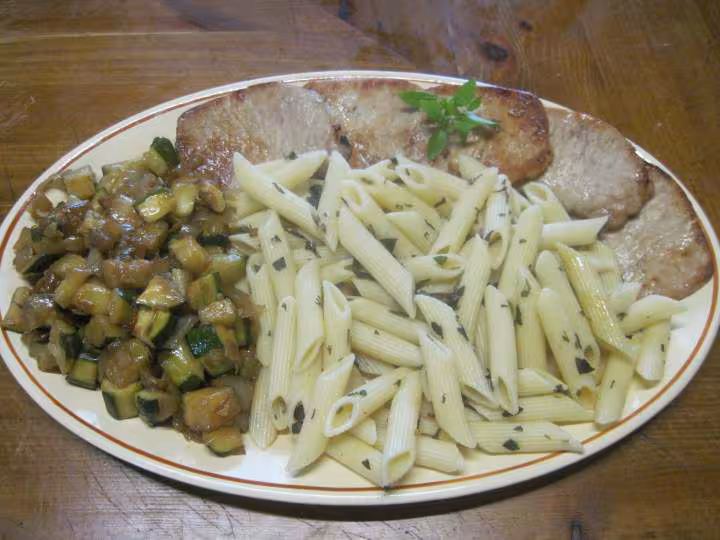 Pate penne aux courgettes et steaks de porc
