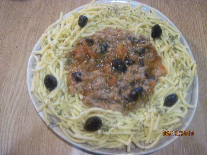 Pate spaetzle en sauce thon tomate olives noires
