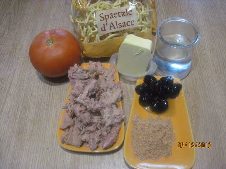 Pate spaetzle en sauce thon tomate olives noires