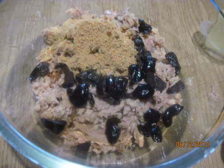 Pate spaetzle en sauce thon tomate olives noires