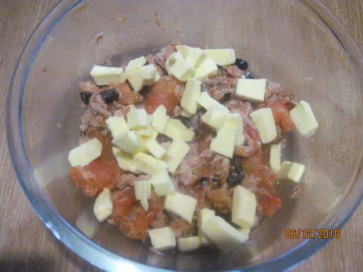 Pate spaetzle en sauce thon tomate olives noires