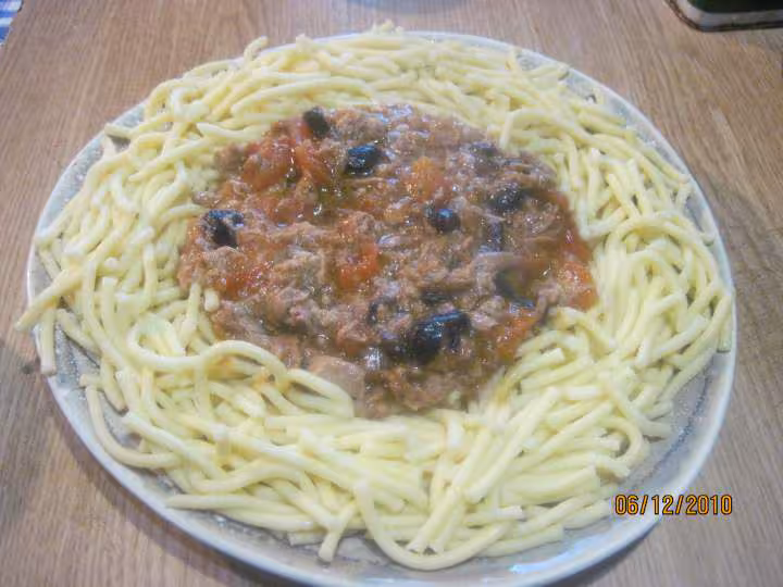 Pate spaetzle en sauce thon tomate olives noires