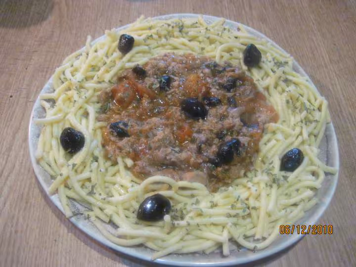 Pate spaetzle en sauce thon tomate olives noires