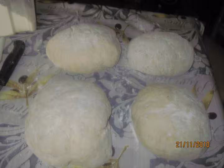 Pates a pizzas aromatisees et nature congeles