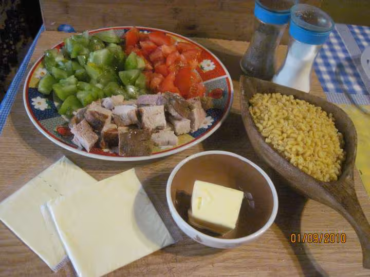 Pates au tomates et des de porc au fromage fondu