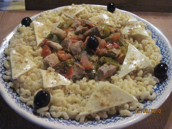 Pates au tomates et des de porc au fromage fondu