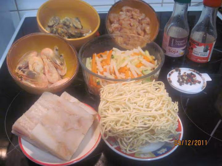 Pates chinoise aux legumes de julienne et fruits mer