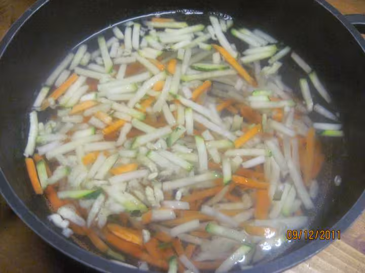 Pates chinoise aux legumes de julienne et fruits mer