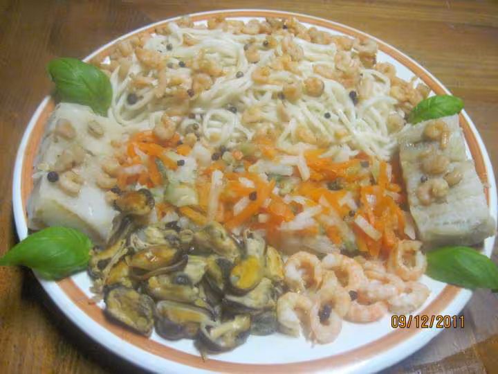 Pates chinoise aux legumes de julienne et fruits mer